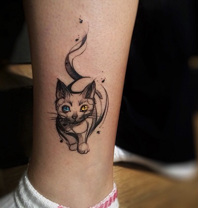 Tatuagem de gato feito de contornos pretos, com olhos coloridos