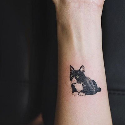 Essa mini tatuagem de gato parece mais um retrato