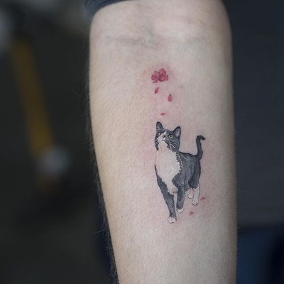Nesta mini tatuagem parece que o gato vai saltar da pele