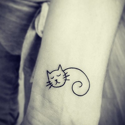 mini tatuagem de gato feito de contorno preto