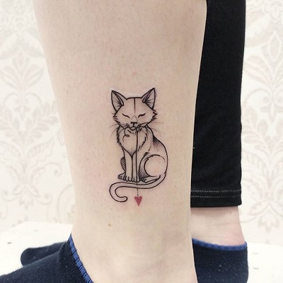 tatuagem de gato feita com linhas finas