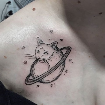 tatuagem gato em forma de planeta