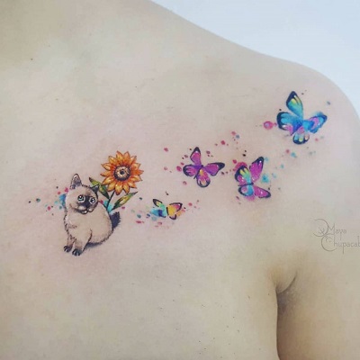 tatuagem de gato com flor e borboletas