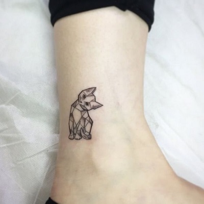 tatuagem de gato geométrico