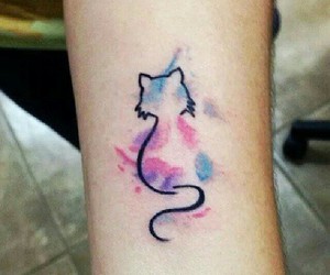tatuagem de silhueta de gato com fundo colorido