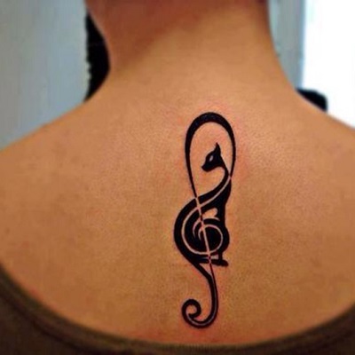 tatuagem de gato formando símbolo musical