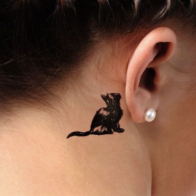 tatuagem atrás da orelha de gato preto