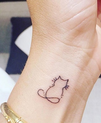 mini tatuagem de gato feito de contorno preto