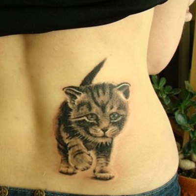 tatuagem grande de gato filhote nas costas