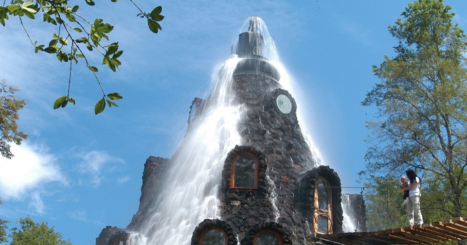 O Hotel Montaña Mágica tem sua própria cachoeira