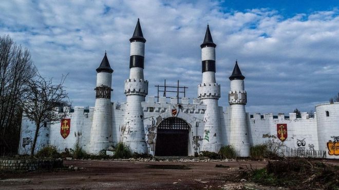 Parque temático Camelot hoje abandonado.