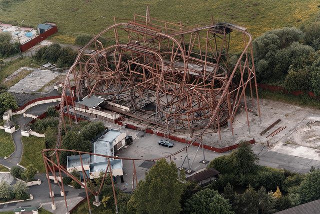 Montanha russa no parque temático Camelot, hoje abandonado.