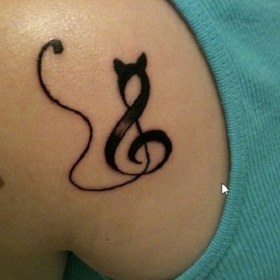 tatuagem de gato formando símbolo musical