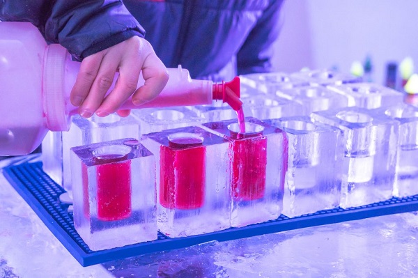 Drinks servidos em copos de gelo no Hotel de Glace.