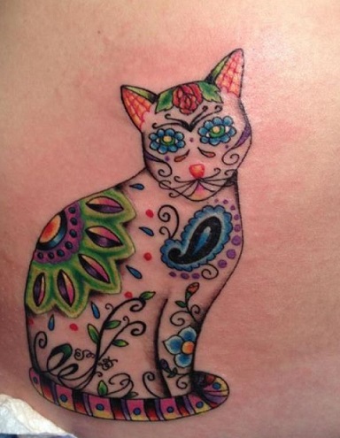 tatuagem de gato com estampa floral e contornos