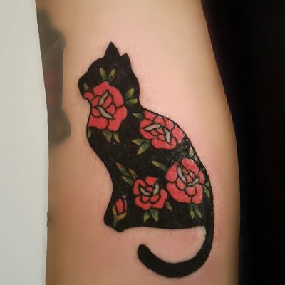 tatuagem de gato Preto com estampa de rosas vermelhas