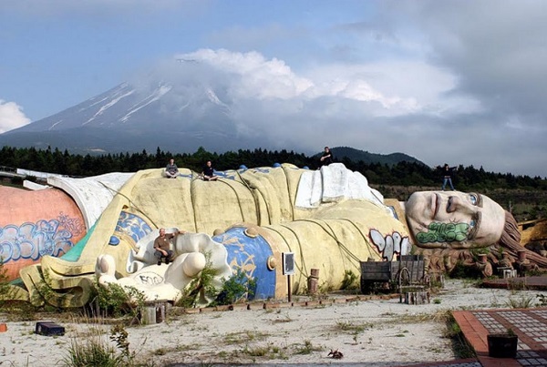  Turistas ainda visitam o parque abandonado no Japão. 