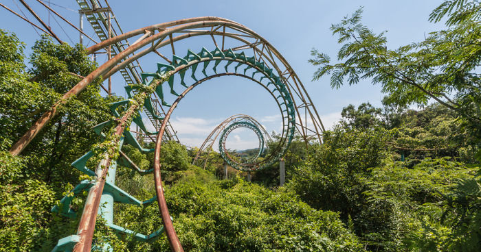 Montanha russa abandonada no parque Nara Dreamland.