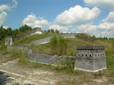 Réplica da muralha da China, no parque temático abandonado Splendid China.
