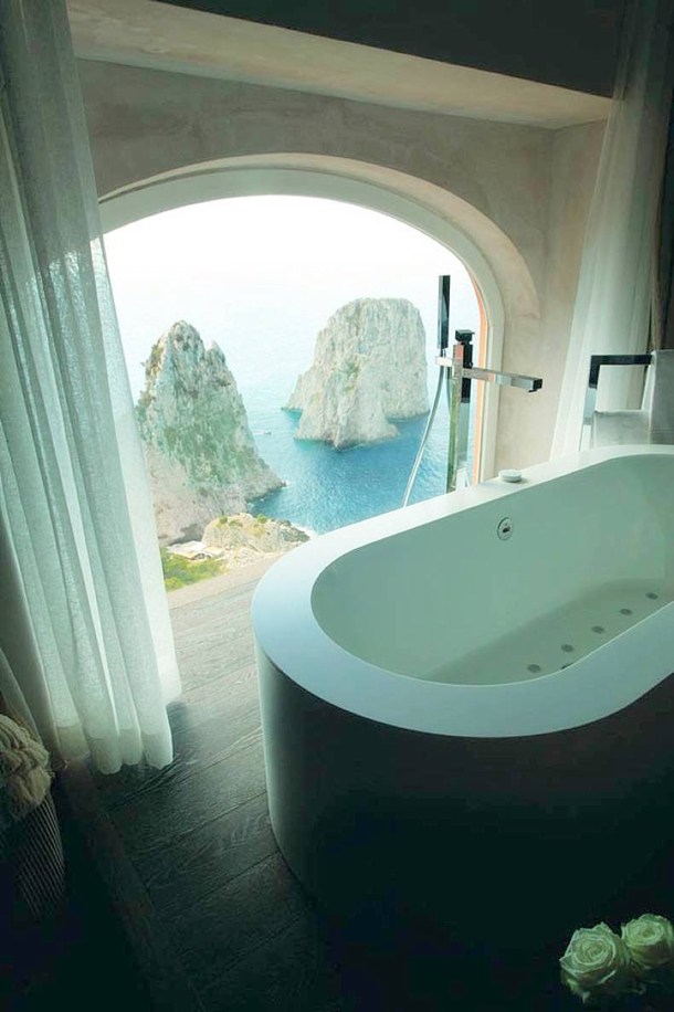 Banheira no Hotel Punta Tragara em Capri na Itália