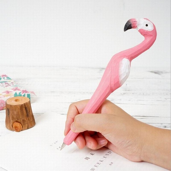Caneta de flamingo esculpida em madeira