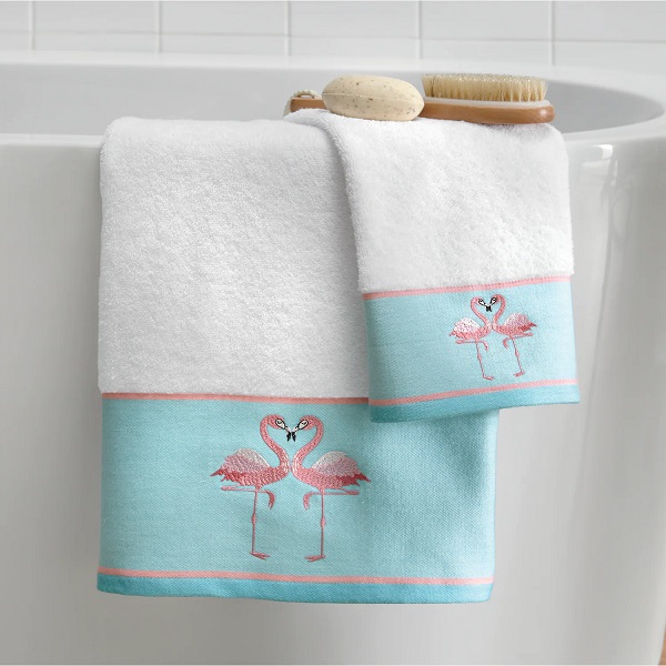 Toalhas de banho decoradas com estampa de flamingo