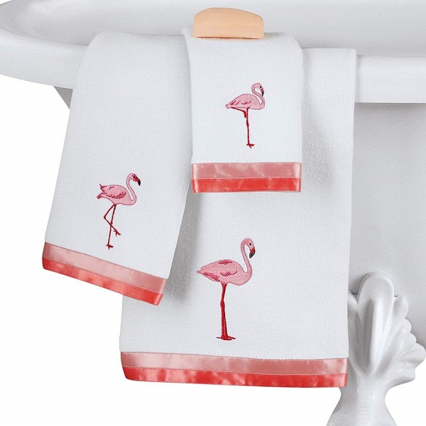 Toalhas de banho decoradas com estampa de flamingo